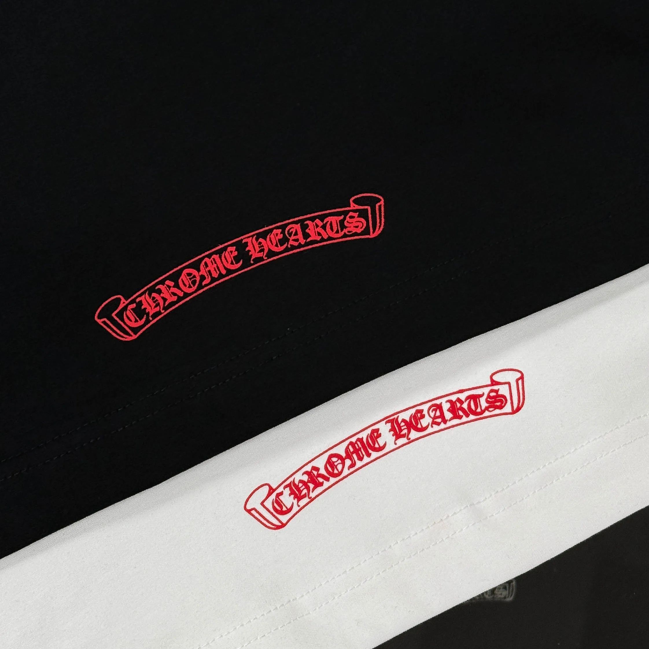 P170 Chrome Hearts Chrome Hearts 25 high version. The fabric is made of 300 grams of high-density pure cotton. It does not deform or shrink. It has three labels. It is the same style for men and women. Technology: suede foam printing. Color: white, black. SIZE: S-XL.